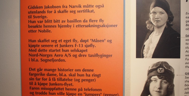 Repro av plakat ved Norsk Luftfartsmusum i Bodø med portrett av Dagny Berger og Gidsken Jakobsen, Norges to første kvinnelige flyvere. Foto: D. Grønbech.