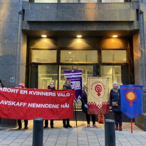 Norsk Kvinnesaksforening var på plass sammen med andre kvinneorganisasjoner foran inngangen til departmentet ved overleveringen av utredningen fra regjeringens abortutvalg 14.12.23